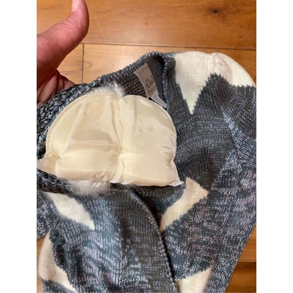 Gray and White Vintage Sweater #fall #winter - Picture 5 of 7